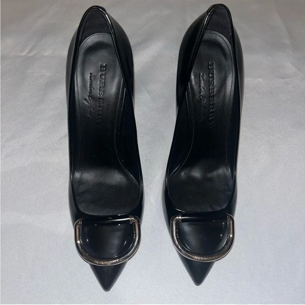 Burberry Flanagan Black Patent Leather Silver D-Ring Heeled Pumps Size 9 (39)
